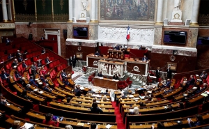 البرلمان الفرنسي يصادق على قانون «دعم المبادئ الجمهورية»: من محاربة «الانعزال الإسلامي» إلى مراقبة الجمعيات الأهلية