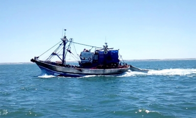 جرجيس: وصول المركب الذي غرق بالمياه الاقليمية لميناء الصيد البحري