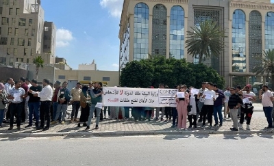 مصنعو البلاستيك يحتجون أمام وزارة البيئة بسبب توقف نشاطهم منذ شهر جانفي