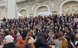خلال مسيرة احتجاجية بين القصبة وشارع الحبيب بورقيبة: المحامون بصوت واحد:»السرّ المهني خطّ أحمر»