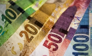 البنك المركزي في جنوب إفريقيا : رفض إدانة تصرفات روسيا في أوكرانيا قد يعيق البلاد عن سداد مدفوعاتها الخارجية بالدولار