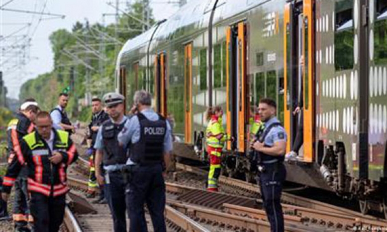 إصابة 7 أشخاص في هجوم بسكين داخل قطار محلي شمالي ألمانيا