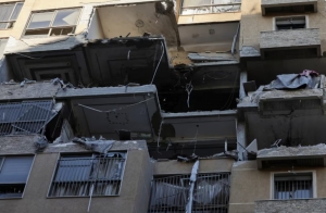 إسرائيل تقصف مبنى سكنيا في بيروت