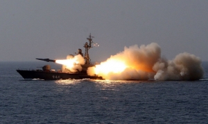 روسيا تجري تدريبات عسكرية يتخللها إطلاق صواريخ في البحر الأسود