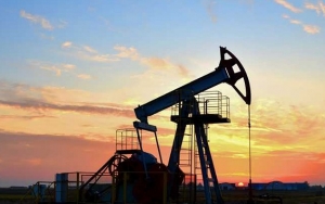 النفط يتراجع بعد تحقيق مكاسب للأسبوع السابع على التوالي
