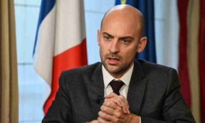 فرنسا تلوّح بعقوبات أوسع على روسيا إذا رفضت التفاوض بجدية مع أوكرانيا