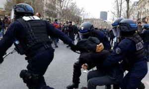 غضب من استخدام الشرطة الفرنسية خراطيم المياه لتفرقة المتظاهرين