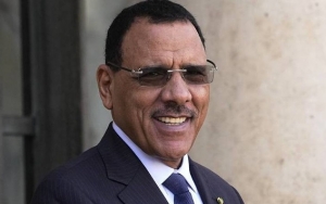 النيجر: المجلس العسكري يعتزم محاكمة بازوم بتهمة الخيانة العظمى