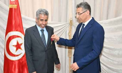 وزير الداخلية يسلم الأمين العام لمجلس وزراء الداخلية العرب الصنف الأول من وسام الشرف لقوات الأمن الداخلي