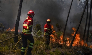 البرتغال تكافح حرائق غابات مع ارتفاع درجات الحرارة