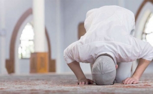 الفقهيات:  ما الحكم فيمن صام رمضان ولكنه لا يصلي؟ هل ذلك يُفسِد صيامه ولا ينال عليه أجرًا؟