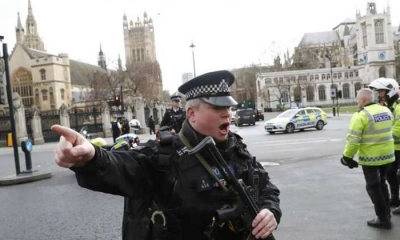 الشرطة البريطانية: استدعاء خبراء مفرقعات لفحص مركبة مشبوهة في إنغلترا