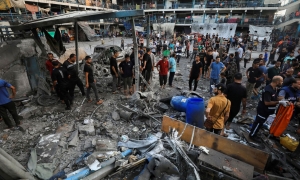 إسرائيل تقتل 53 فلسطينيا بقصف منازل ومراكز إيواء