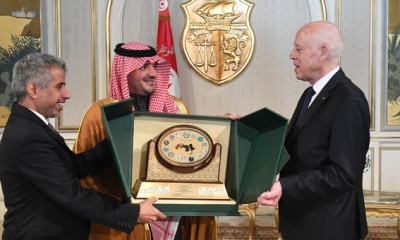 قيس سعيد يتسلم الدرع التذكاري لمجلس وزراء الداخلية العرب