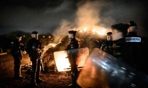 اعتقال العشرات في احتجاجات بفرنسا بعد نجاة الحكومة من تصويت لحجب الثقة