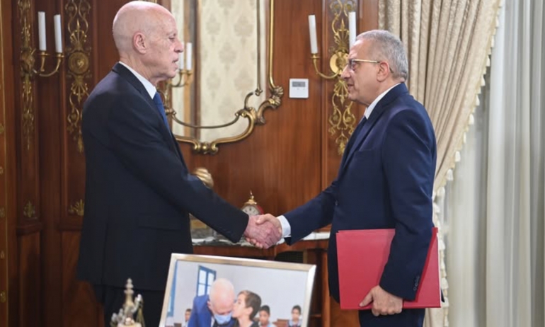 رئيس الجمهورية يؤكد ضرورة الإسراع في إنجاز أو استكمال عديد المؤسّسات الاستشفائيّة