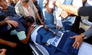 غزة.. استشهد صحفي فلسطيني ونجله بقصف إسرائيلي استهدف منزلهما