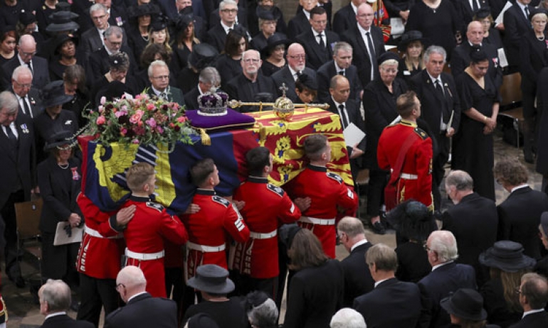 بحضور قادة العالم: موكب جنازة مهيب للملكة «إليزابيث الثانية» .. بريطانيا تودّع قائدتها وتودع جزءا من تاريخها