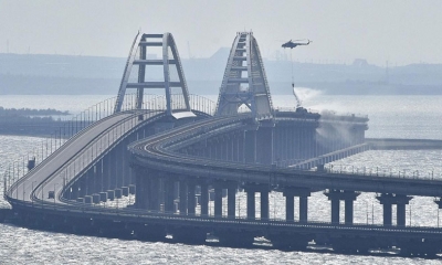 تعرض جسر يربط بين القرم وأوكرانيا لأضرار في ضربة أوكرانية