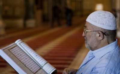 الفقهيات:  حكم قراءة القرآن من المصحف في الصلاة؟
