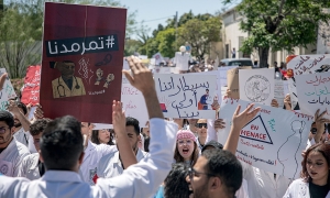 إضراب وطني ومسيرة للأطباء الشبان مع التهديد بالتصعيد