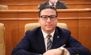 هشام العجبوني: الحقوق والحريات عرفت انتكاسة خاصة بعد إصدار المرسوم عدد 54 أكد القيادي في التيار الديمقراطي هشام العجبوني اليوم السبت 14 جانفي 2023، خلال تظاهرة نظمتها تنسيقية الاحزاب الديمقراطية بشارع الحبيب بورقيبة بالعاصمة بمناسبة إحياء ذكرى 14 جانفي، أن هذه التظاهرة تأتي للدفاع عن الحقوق والحريات التي عرفت انتكاسة خصوصا بعد اصدار المرسوم عدد 54.  وقال العجبوني في تصريحات اعلامية إن رئيس الجمهورية قيس سعيد يريد احتكار الثورة وإدراة البلاد بدون أي مقاربة تشاركية ويرفض الحوار، معتبرا أن الدستور الذي اقسم عليه أصبح عنوانا لتفرقة البلاد ستكون تداعياته خطيرة على السلم الأهلي.