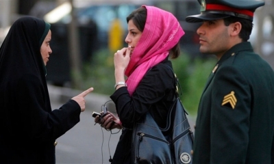 الشرطة الإيرانية تشدّد الرقابة على النساء غير المحجّبات