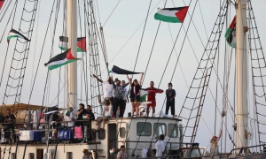 طائرات مسيّرة تحلق فوق سفينة بأسطول الصمود