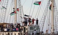 طائرات مسيّرة تحلق فوق سفينة بأسطول الصمود