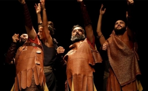 مسرحية «حرب طروادة» لروجي عساف:  حارب كما تشاء وتيقن أن السياسي وحده المستفيد