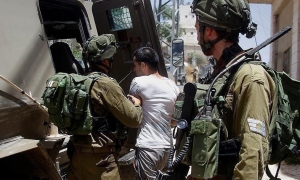 الاحتلال الإسرائيلي: يعتقل فلسطيني اقتحم حاجزا شمالي الضفة