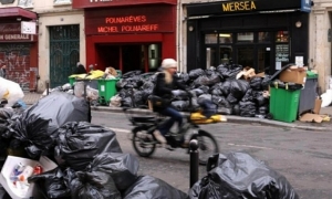 بعد تكدس 5000 طن من القمامة في الشوارع... فرنسا تتجه لإلزام جامعي القمامة المضربين بالعودة للعمل