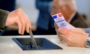 وزارة: تحالف اليمين المتطرف يتصدر الجولة الأولى من الانتخابات البرلمانية بفرنسا