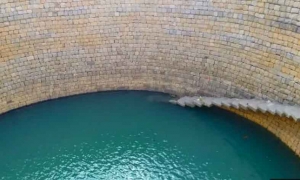 مسؤول هندي يأمر بتصريف مليون لتر من المياه من خزان كبير بعد سقوط هاتفه داخله