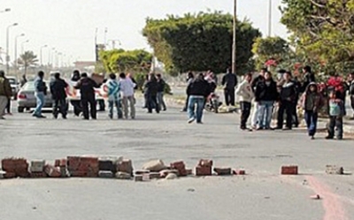 مدينة المكناسي (ولاية سيدي بوزيد) محتجون يغلقون الطريق الوطنية عدد 14