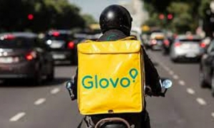 المنصة الرقمية للتوصيل Glovo تطلق برنامج &quot; التعهد بأعوان التوصيل&quot; في تونس