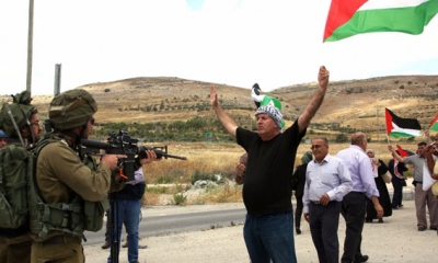 مسؤول فلسطيني يطالب وفدا أمريكيا بالضغط على سلطات الاحتلال لوقف الإجراءات الأحادية