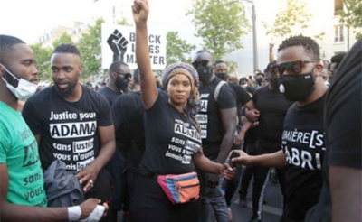 20000 متظاهر في باريس ضد الممارسة العنصرية للشرطة:  «المدافع عن الحقوق « جاك طوبون يندد ب «حالات الهرسلة العنصرية»
