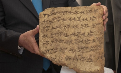 إيطاليا تعيد إلى العراق لوحة مسمارية عمرها 2800 عام