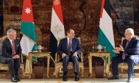 عباس يصل العلمين للمشاركة بقمة مصرية أردنية فلسطينية الاثنين