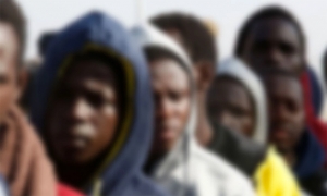 مدنين: ارتفاع عدد المهاجرين الأفارقة العالقين على الحدود التونسية الليبية