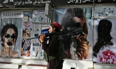 "طالبان" تأمر بإغلاق صالونات التجميل في أنحاء أفغانستان