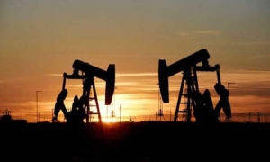 النفط ينخفض 2% بعد تقرير عن زيادة مخزونات الخام الأميركية
