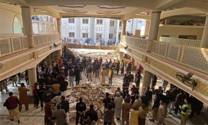 17 قتيلا على الأقل وأكثر من 80 جريحا في الانفجار داخل المسجد في باكستان