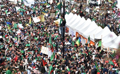 الجزائر:  مئات آلاف المتظاهرين .. والضغط مستمر على بوتفليقة