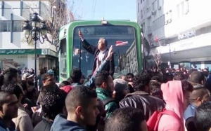 رفضا للتعاطي الأمني مع المحتجين: عدد من نواب الجبهة الشعبية يعتصمون بشارع الحبيب بورقيبة