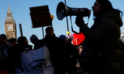 بريطانيا: العاملون في الجوازات يبدأون إضرابا مدته 5 أسابيع احتجاجا على الأجور والمعاشات