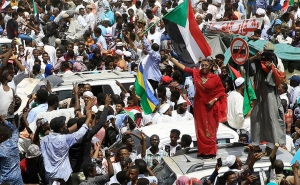 الحراك الشعبي يطالب بانتقال مدني سلمي: السودان ومفترق التغيير
