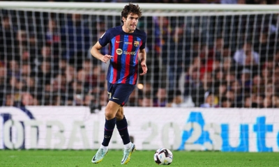 برشلونة يمدد عقد مدافعه حتى 2024