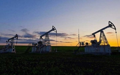 النفط يرتفع 2% مع تقييم السوق لتأثير خفض الإنتاج